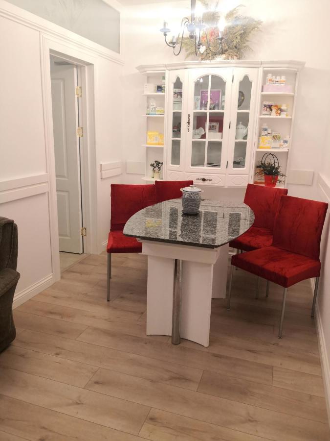 Apartament De Lux White&Red Suceava Exterior foto